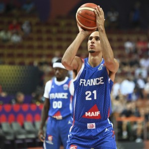 外线开火！里萨谢12分钟三分7中4贡献12分 正负值+8